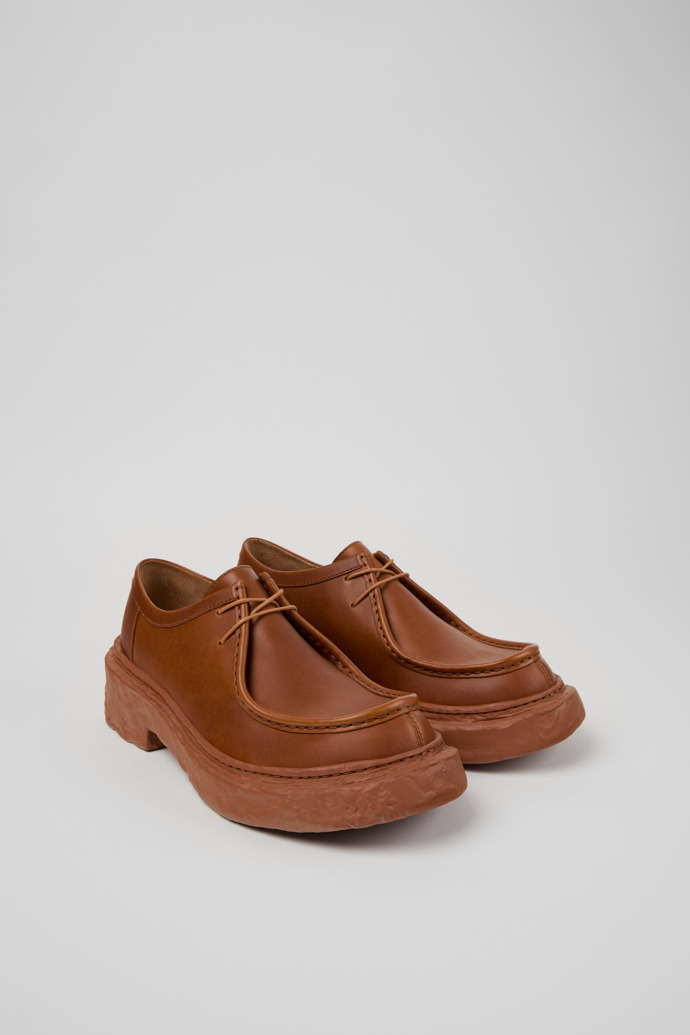 มุมมองด้านหน้าของ CAMPERLAB VAMONOS รองเท้าหนังมีเชือกผูกสีน้ำตาล