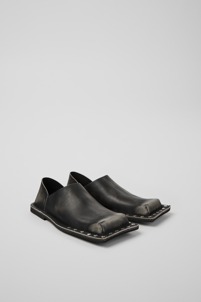 Front view of MENOSMAL BLACK