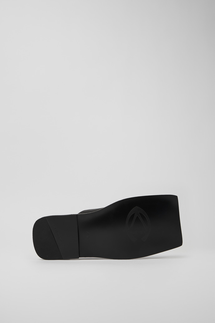 The soles of MENOSMAL BLACK