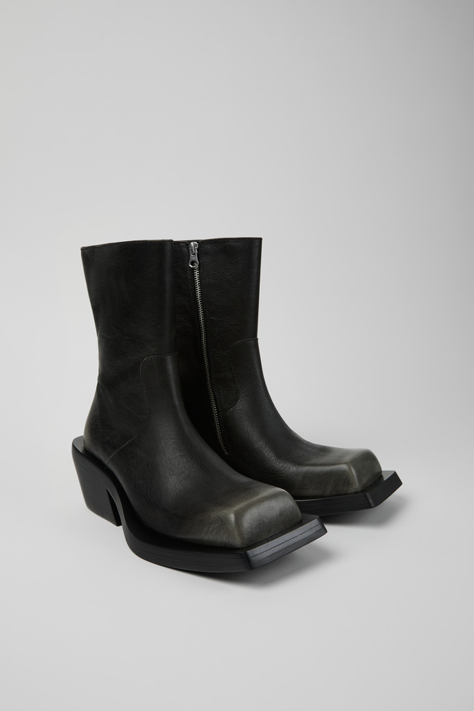 Front view of QUETAL BLACK