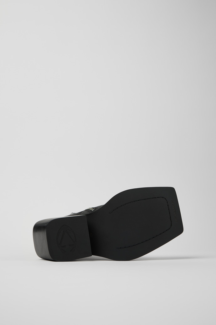 The soles of QUETAL BLACK