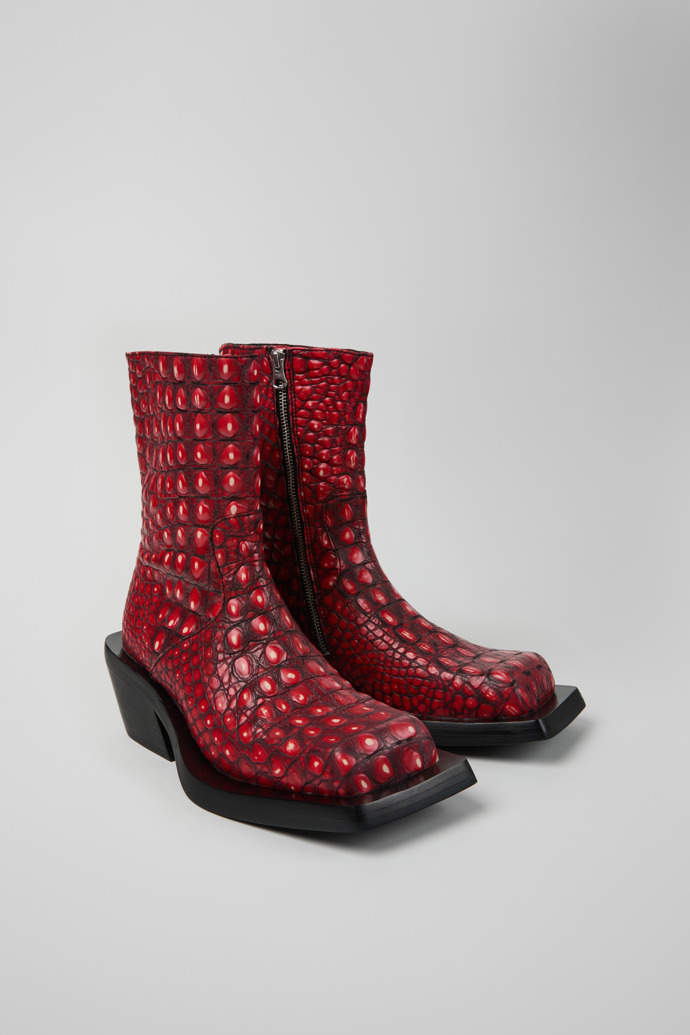 Front view of QUETAL RED