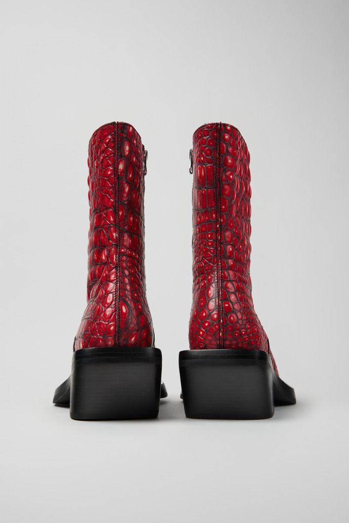 Back view of QUETAL RED