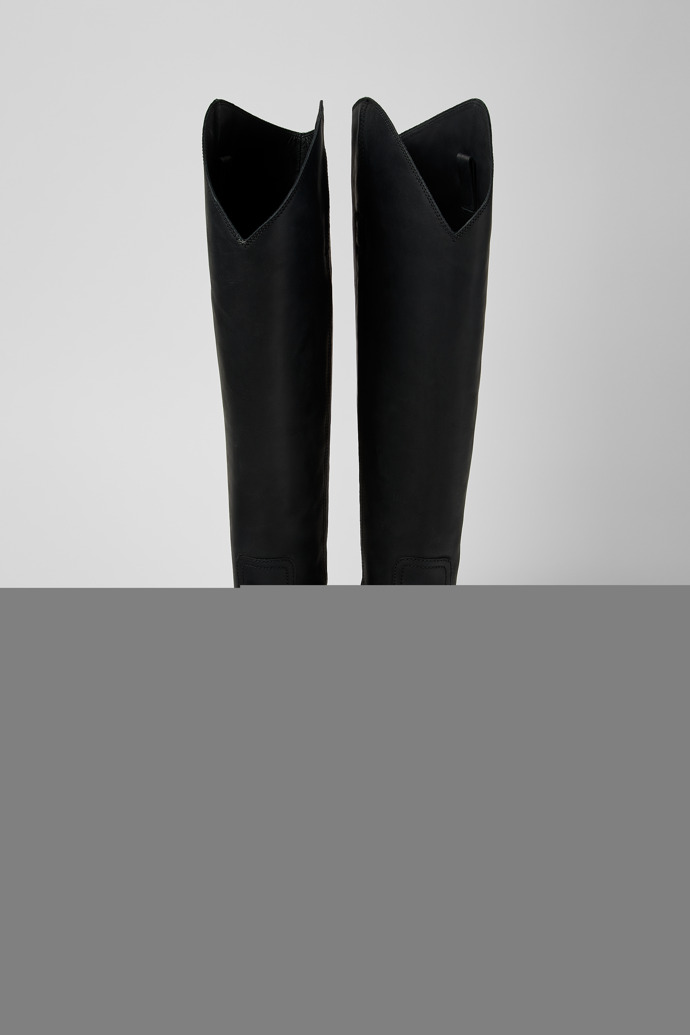 Overhead view of QUETAL BLACK