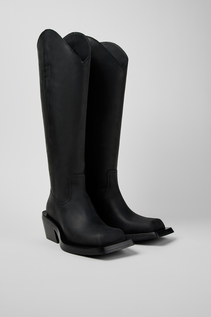 Front view of QUETAL BLACK