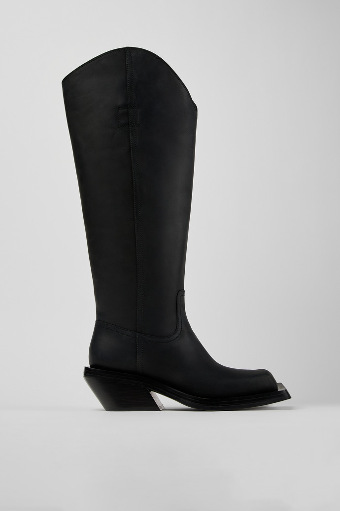 Side view of QUETAL BLACK