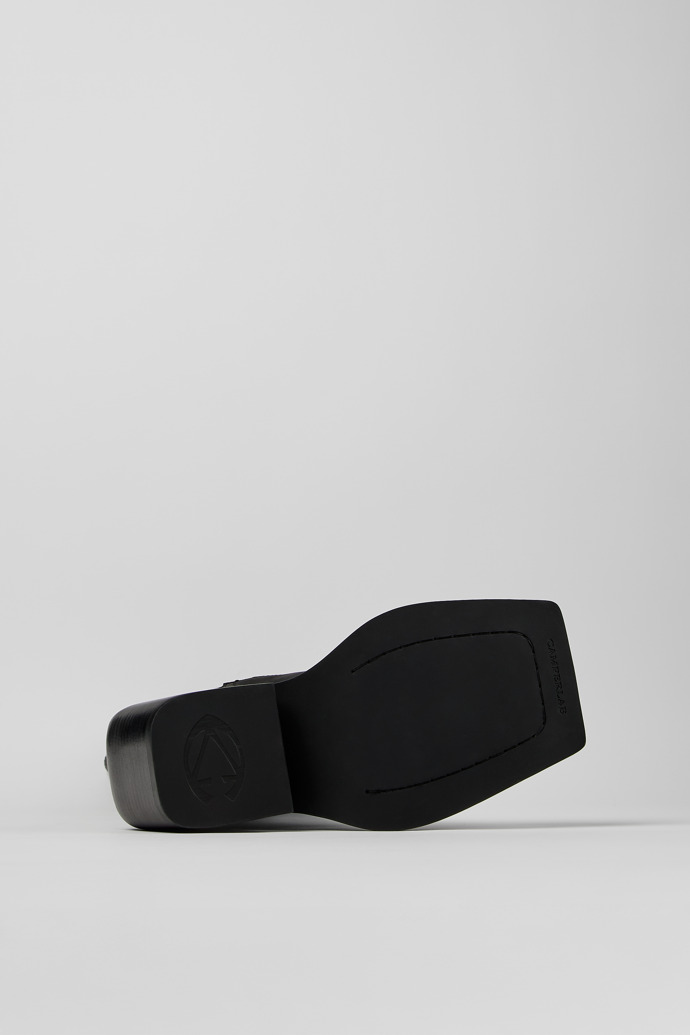 The soles of QUETAL BLACK