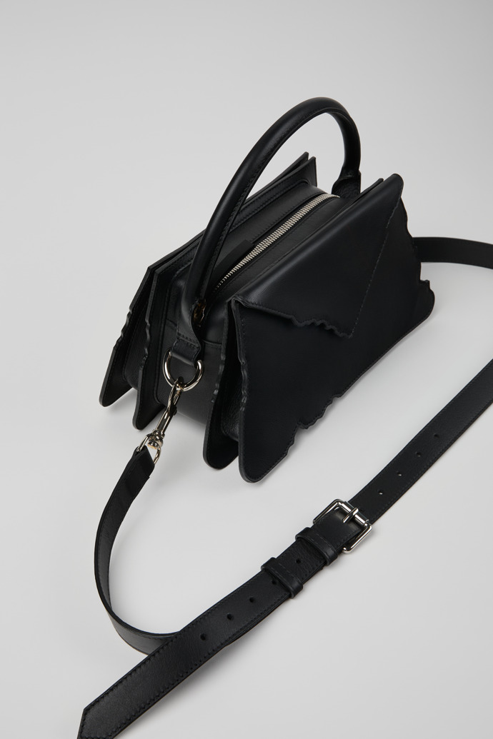CAMPERLAB BAGS Bolso negro de piel tipo acordeón para el hombro