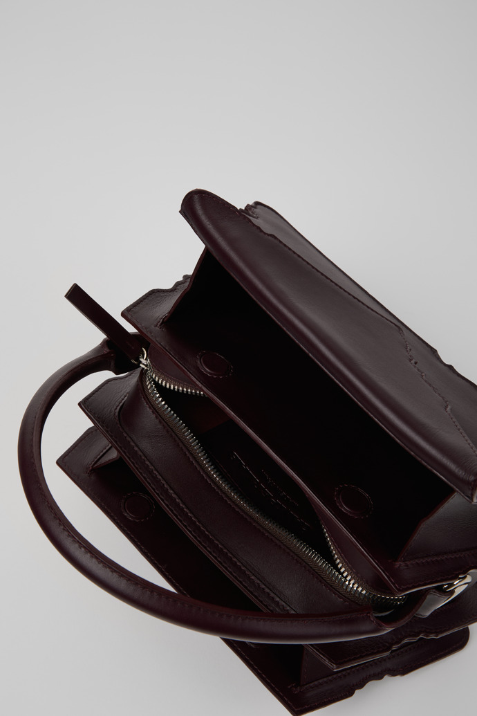 HANURI Burgunderrote Schultertasche aus Leder im Akkordeon-Stil