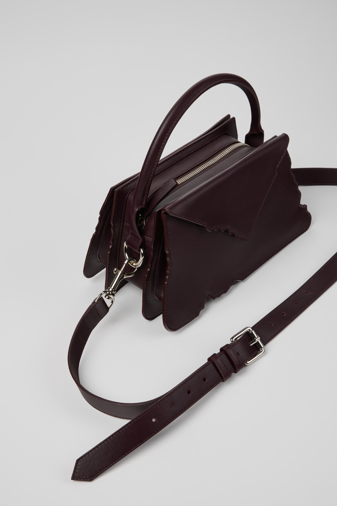 HANURI Burgunderrote Schultertasche aus Leder im Akkordeon-Stil