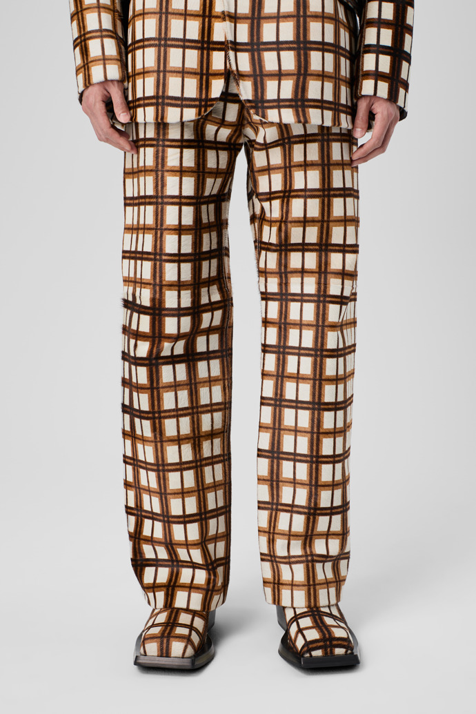 CAMPERLAB LEATHER Pantalón en blanco roto y marrón de tartán de piel con pelo
