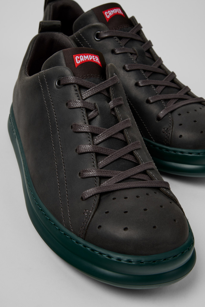 Runner Sneakers grises de nobuk para hombre.