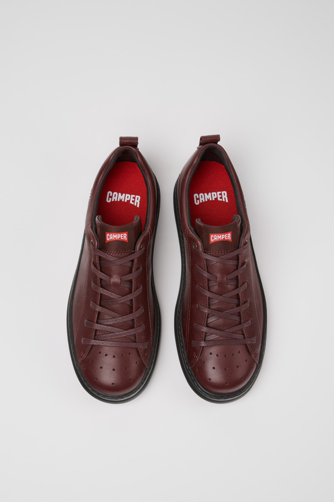 Runner Baskets en cuir bordeaux pour homme.