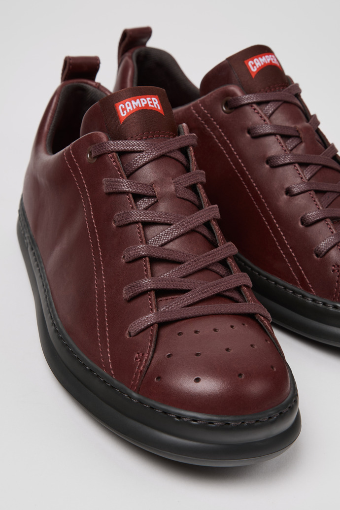 Runner Baskets en cuir bordeaux pour homme.