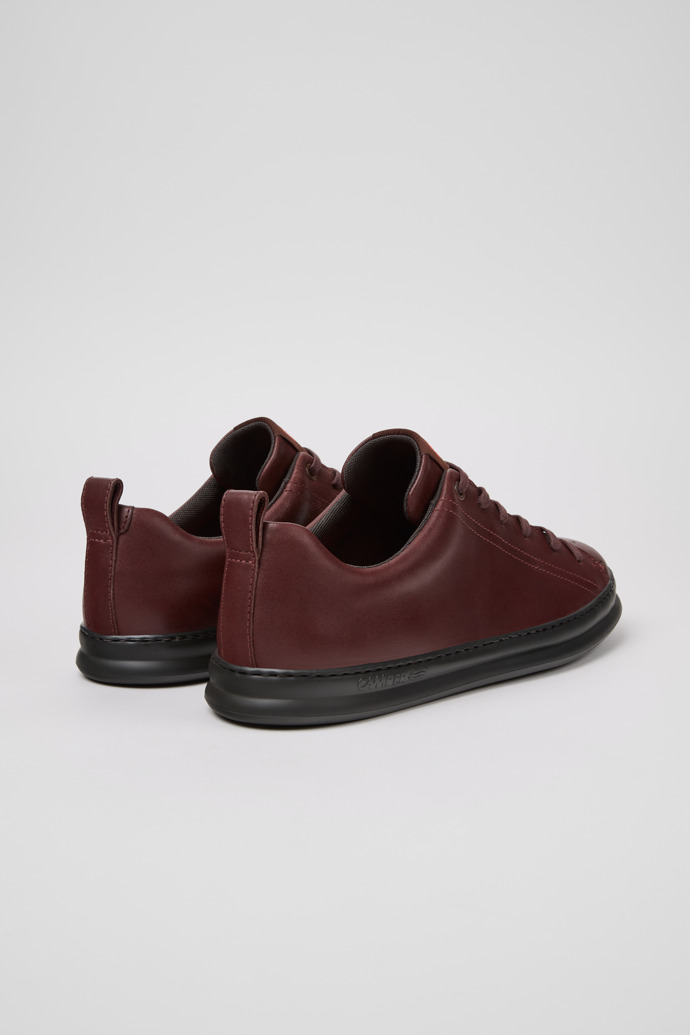 Runner Baskets en cuir bordeaux pour homme.