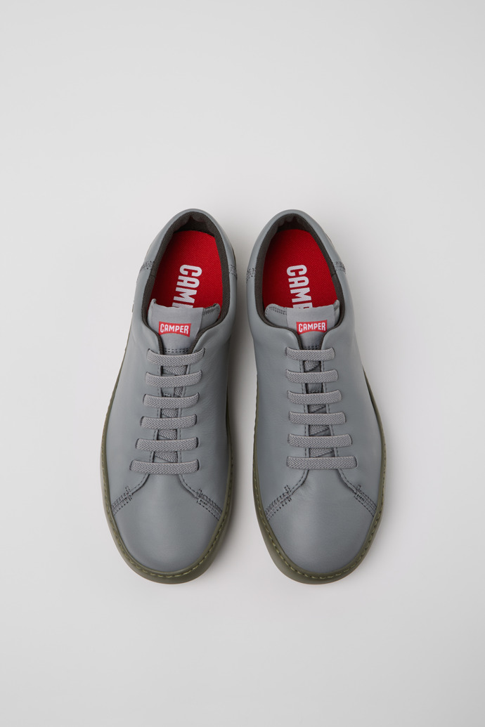 Peu Touring Baskets en cuir gris pour homme.