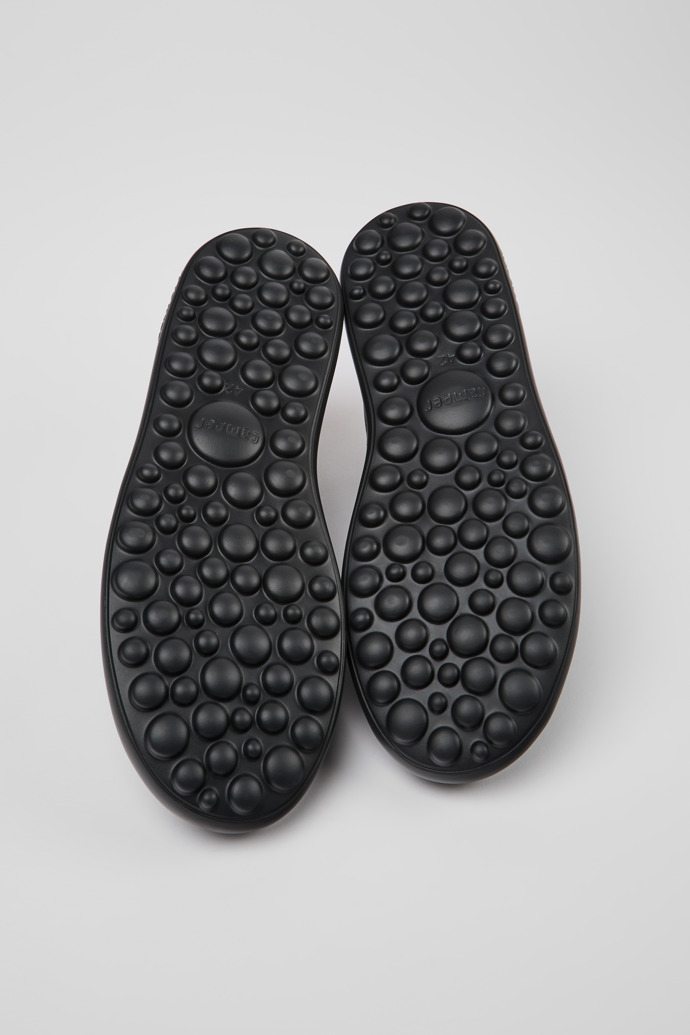 The soles of Pelotas XLite Black and orange sneakers for men