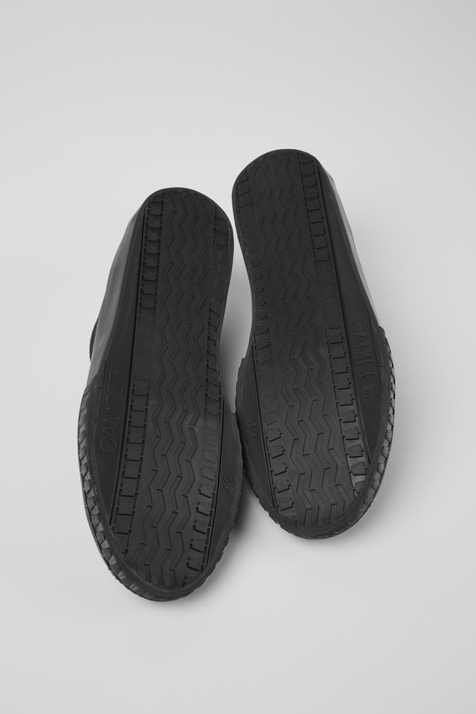 The soles of Camaleon Black recycled cotton sneakers for men