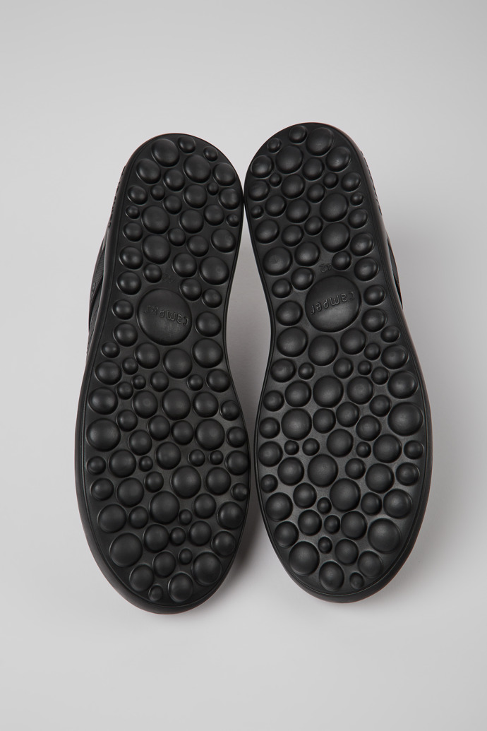 The soles of Pelotas XLite Black leather sneakers for men