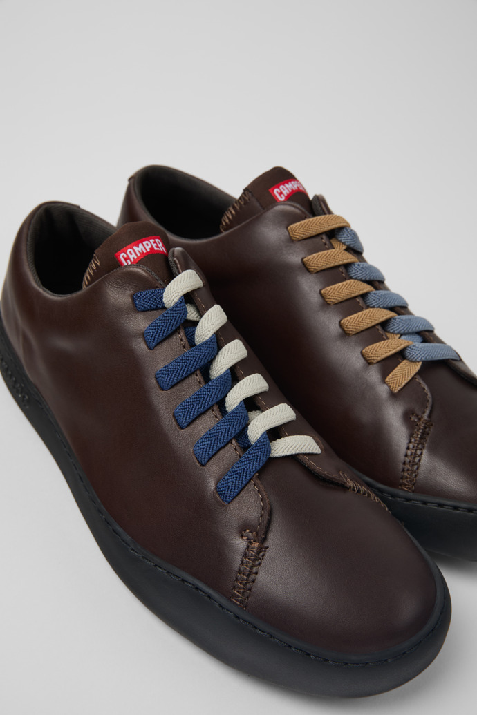 Twins Brauner Herrensneaker aus Leder.