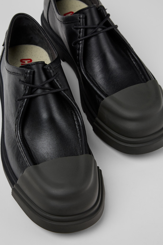 Junction Sapatos em couro preto para homem.