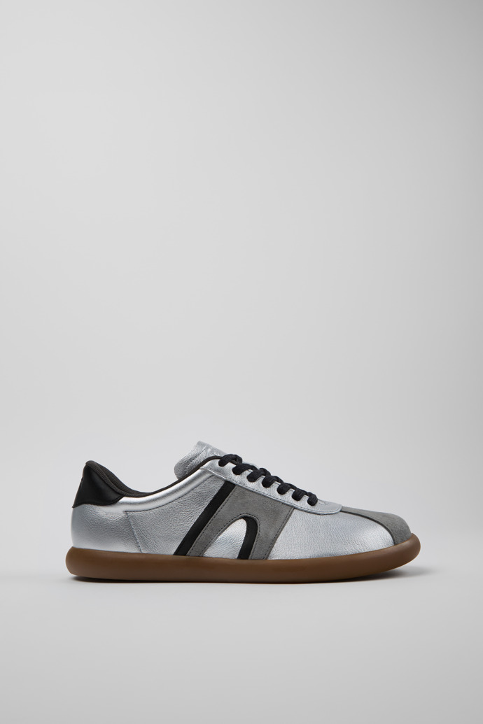 Pelotas Soller Sneaker d’home de pell i nubuc de color platejat i negre.