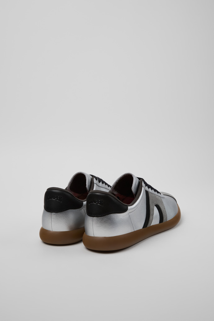 Pelotas Soller Sneaker d’home de pell i nubuc de color platejat i negre.