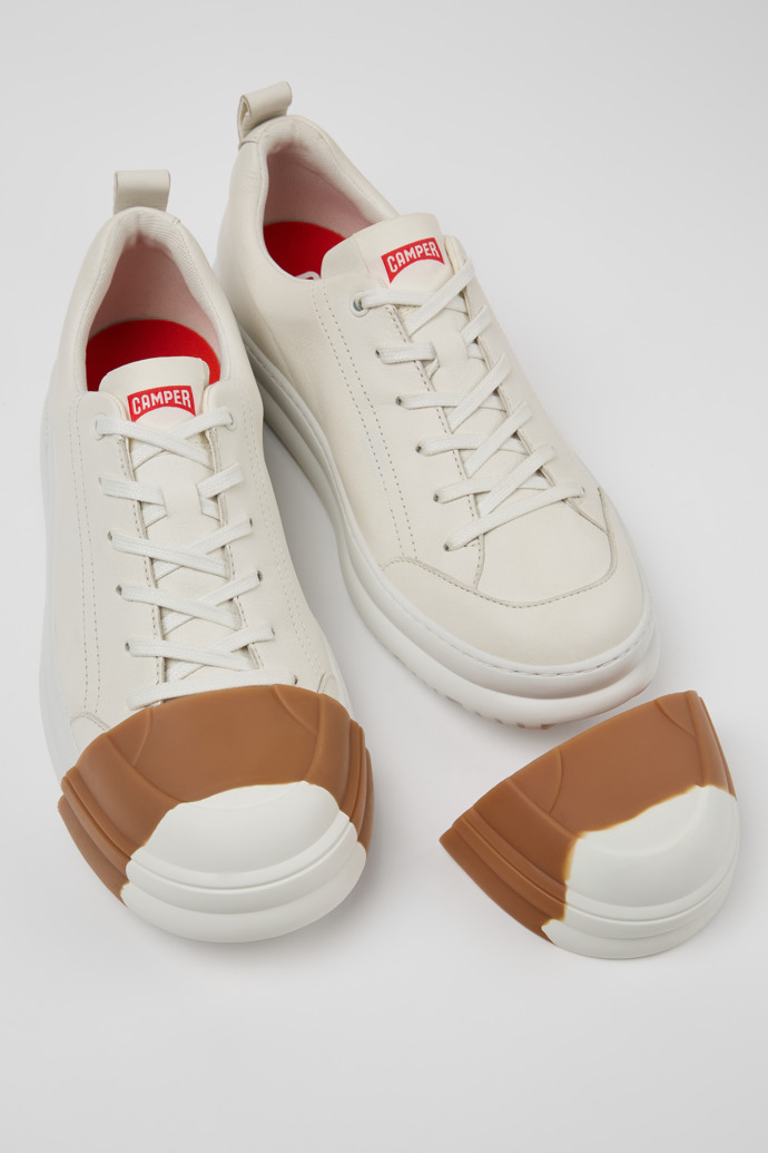 Junction Runner White Leather Men's Sneakers.着用画像