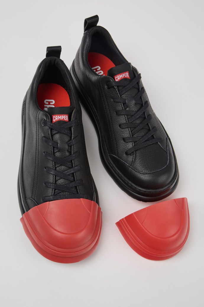 นางแบบสวมใส่ Junction Runner Black Leather Sneakers for Men.