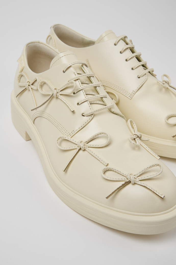 มุมมองระยะใกล้ของ Dean White Leather Men's Shoes.