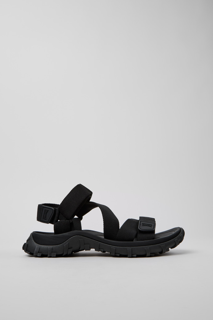 Drift Trail Sandal Black Recycled PET Sandals for Men. modelin yandan görünümü