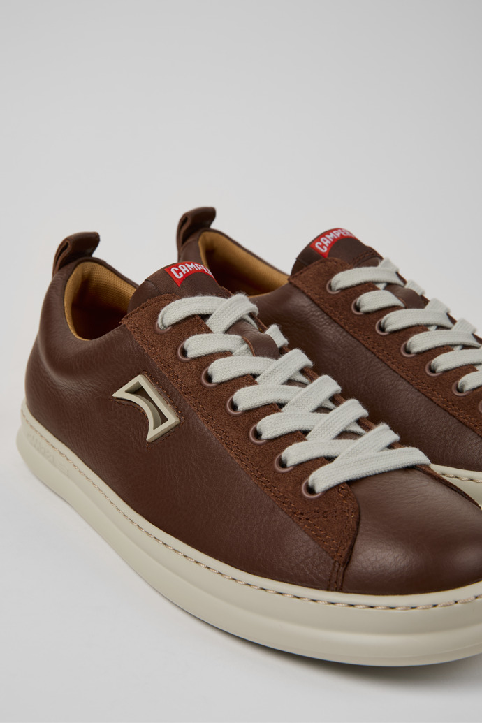 Runner Sneakers de piel y nobuk marrones para hombre.