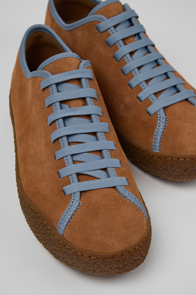 Peu Terreno Braune und blaue Wildleder- und Lederschuhe für Herren.