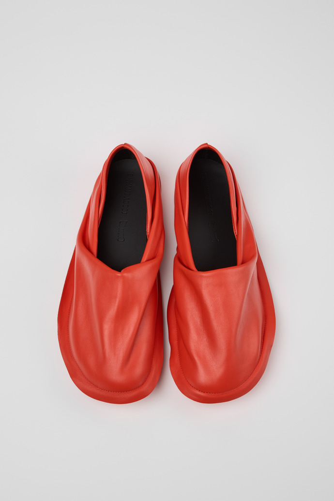 Camper x ISSEY MIYAKE - Peu Form Sabata d’home de pell de color vermell.