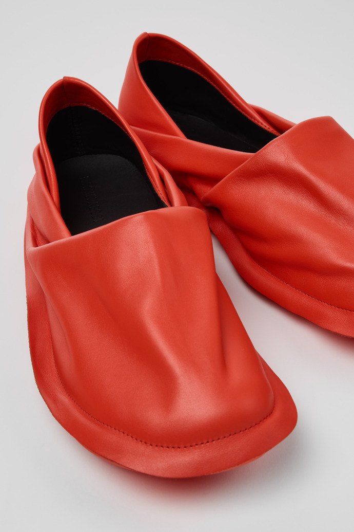 Camper x ISSEY MIYAKE - Peu Form Sabata d’home de pell de color vermell.