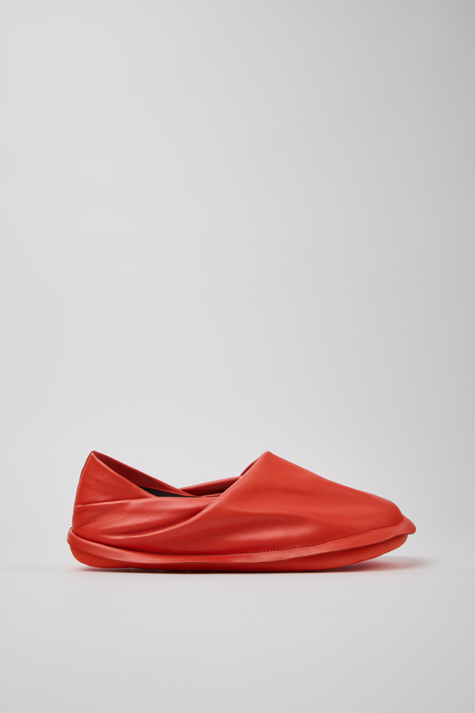 Camper x ISSEY MIYAKE - Peu Form Sabata d’home de pell de color vermell.