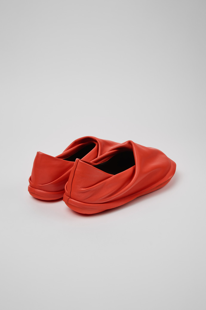 Camper x ISSEY MIYAKE - Peu Form Sabata d’home de pell de color vermell.