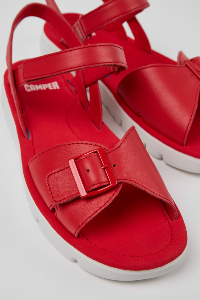 Oruga Sandalias de piel rojas para mujer.