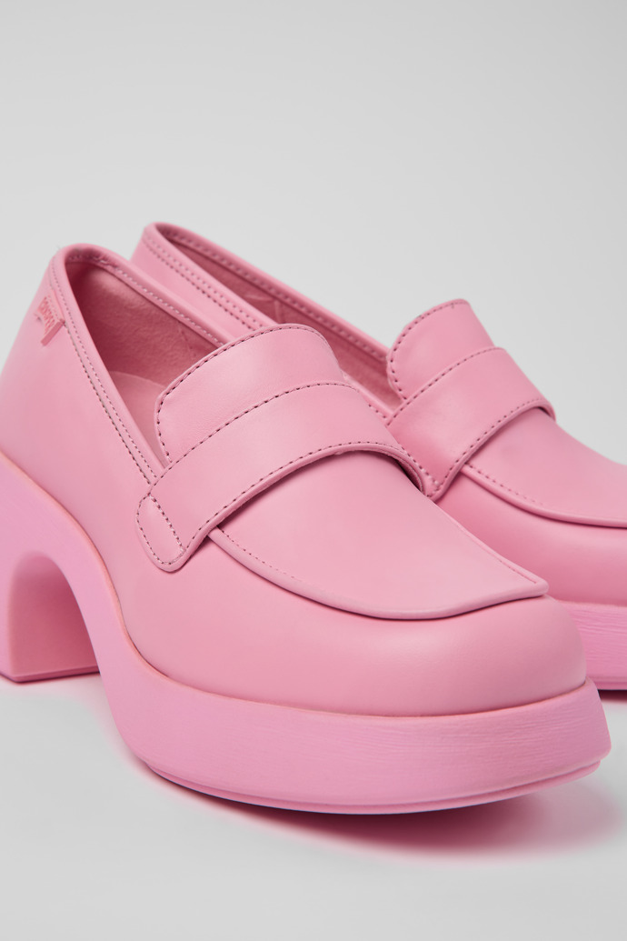 มุมมองระยะใกล้ของ Thelma รองเท้าคัชชูหนังสีชมพูสำหรับผู้หญิง