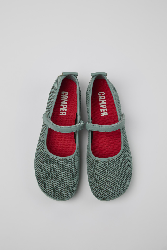 Right Green TENCEL® Lyocell and Leather Moccasins for Women. modelin üstten görünümü