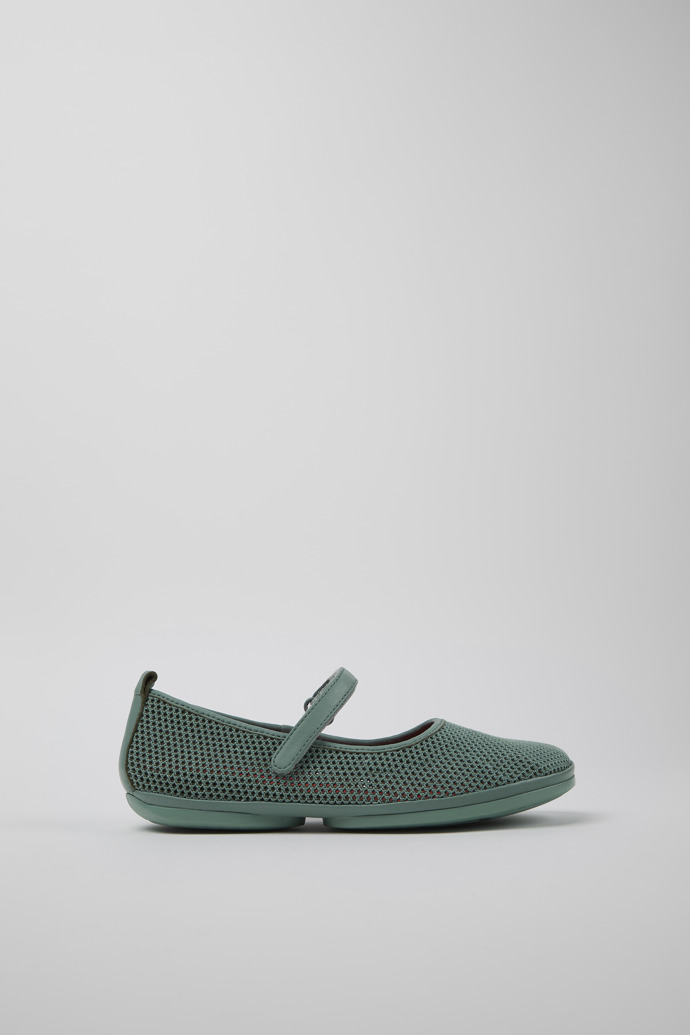 Right Green TENCEL® Lyocell and Leather Moccasins for Women. modelin yandan görünümü