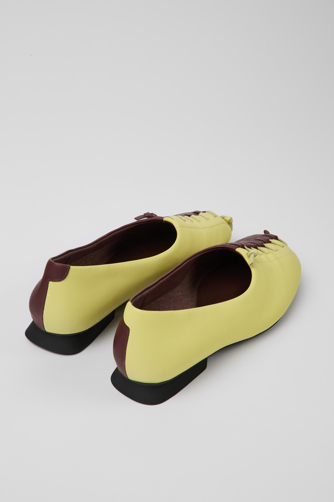 มุมมองด้านหลังของ Twins รองเท้าหนังทรงบัลเล่ต์สีเหลืองและสีแดงเบอร์กันดีสำหรับผู้หญิง