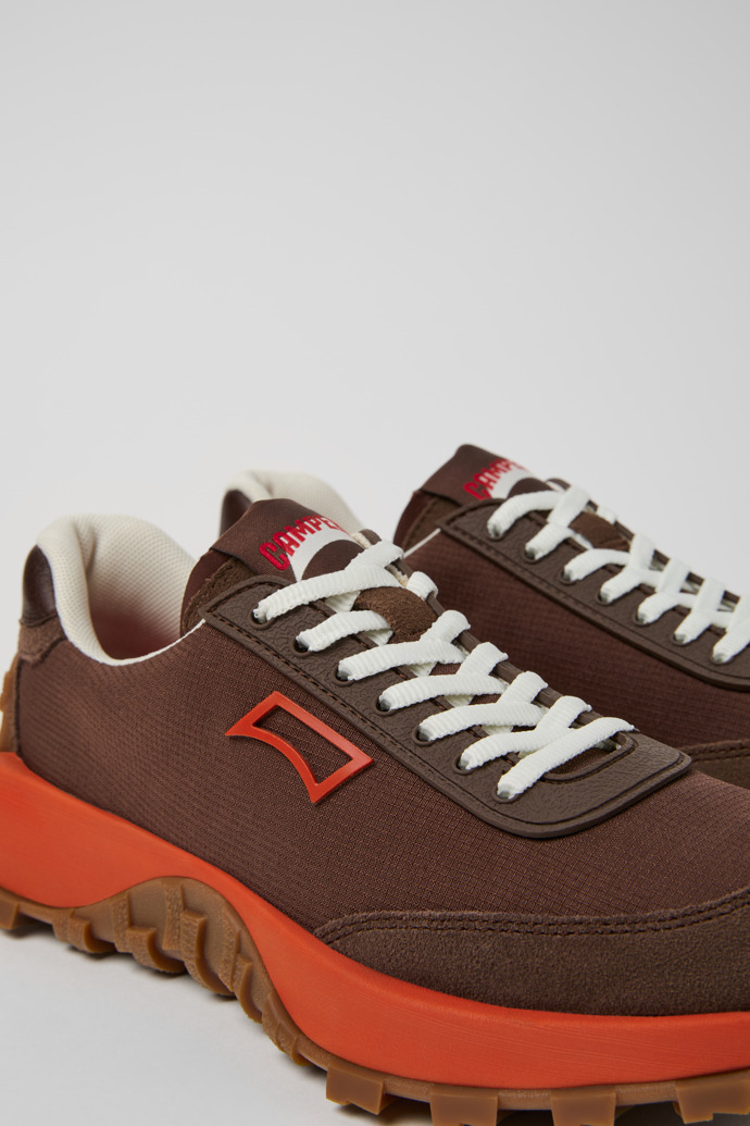 Drift Trail Sneaker de dona de PET reciclat i pell de color marró.