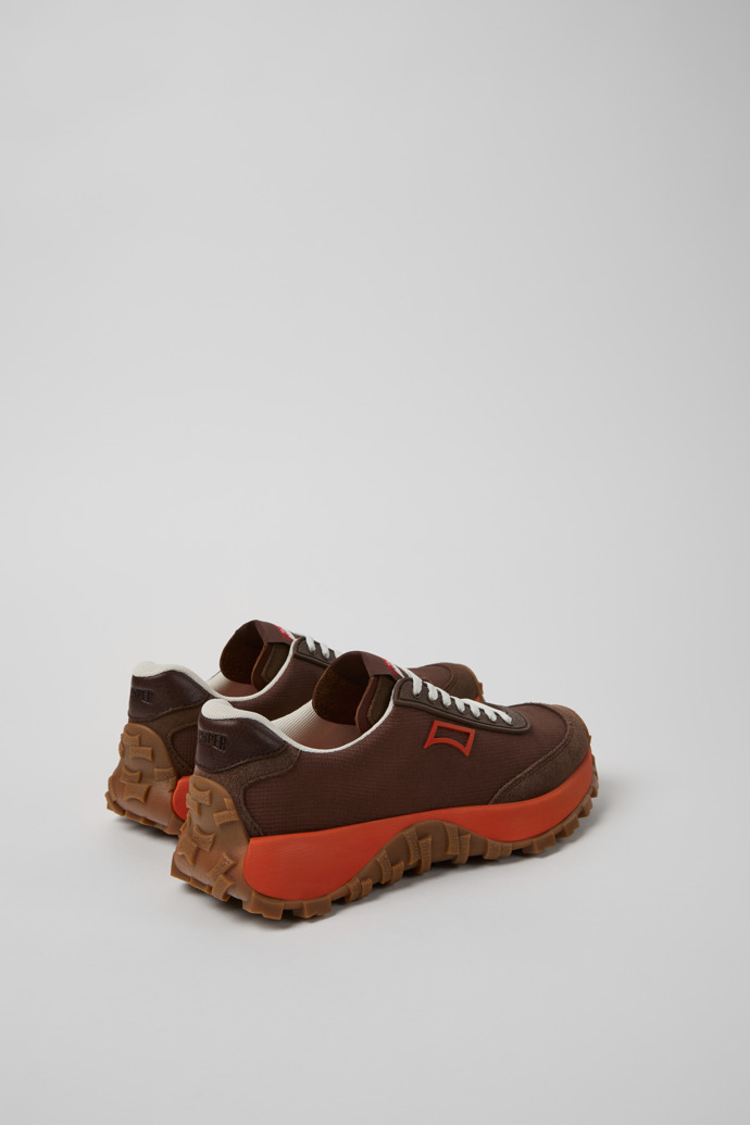 Drift Trail Sneaker de dona de PET reciclat i pell de color marró.
