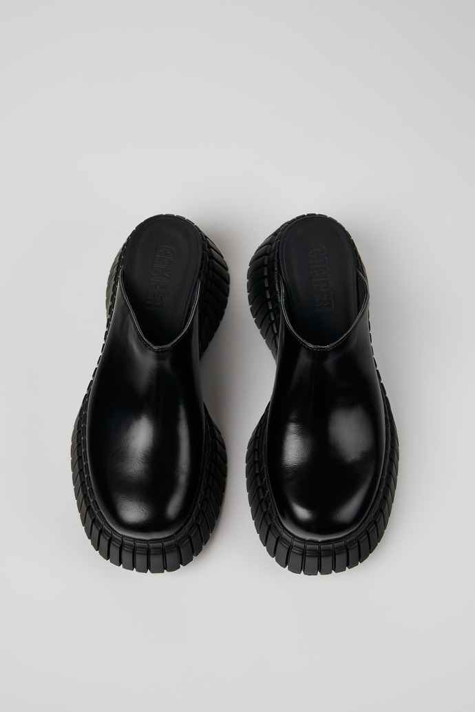 มุมมองด้านบนของ BCN รองเท้าแตะแบบหัวปิดหนังสีดำสำหรับผู้หญิง