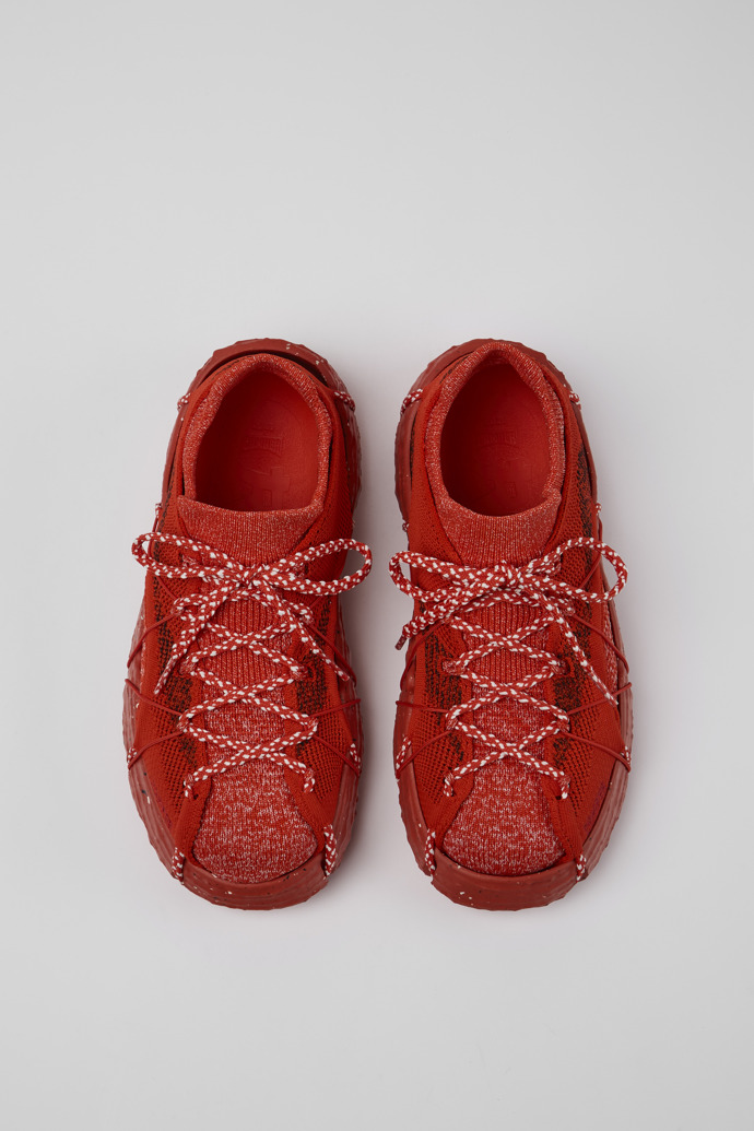 ROKU Kadın için kırmızı spor ayakkabı modelin üstten görünümü