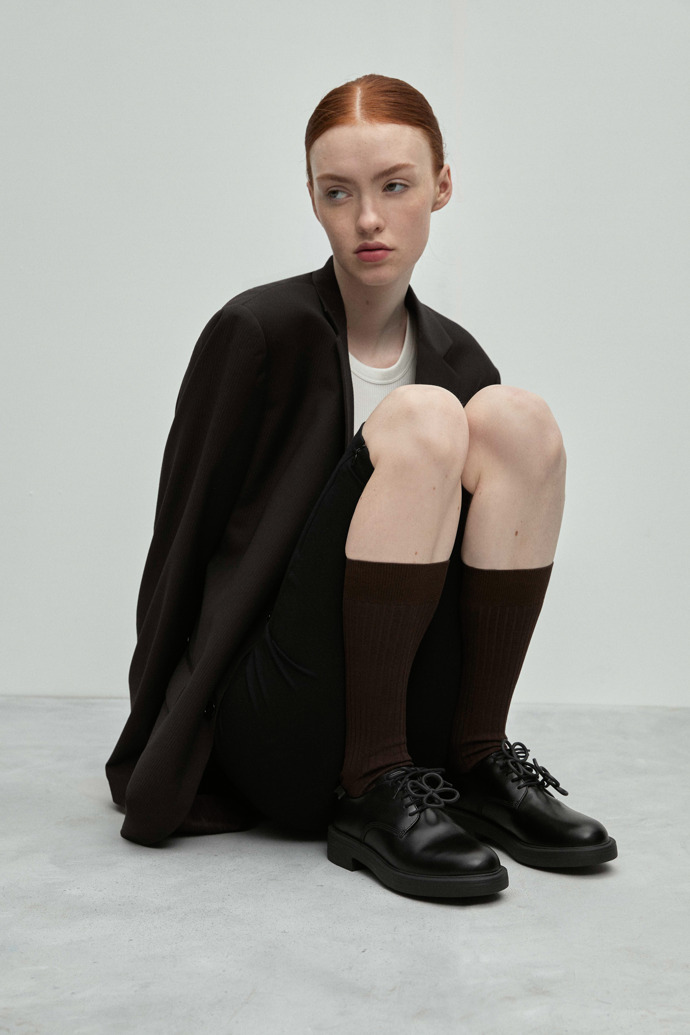 A model wearing Twins Black leather shoes for women