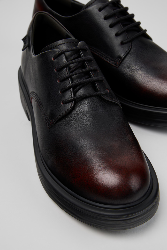 Dean Chaussures en cuir noires et bordeaux pour femme.