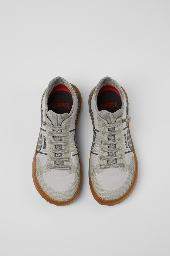 Peu Serra Sneakers blancas y grises de material tecnológico para mujer.
