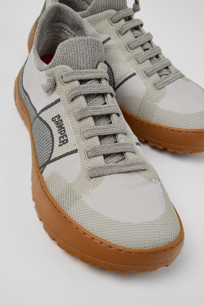 Peu Serra Sneakers blancas y grises de material tecnológico para mujer.